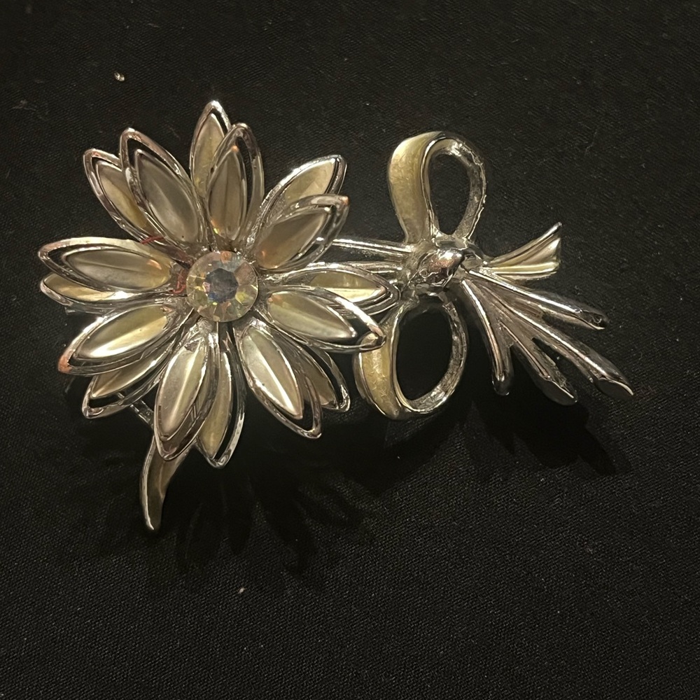 Vintage Silver Tone Daisy Floral Brooch with Center Rhinestone